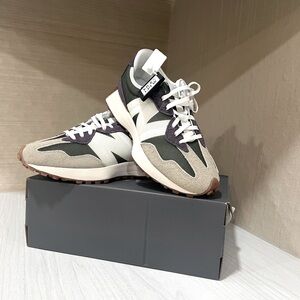 Brand: New Balance Size: 9 W / 7.5 M